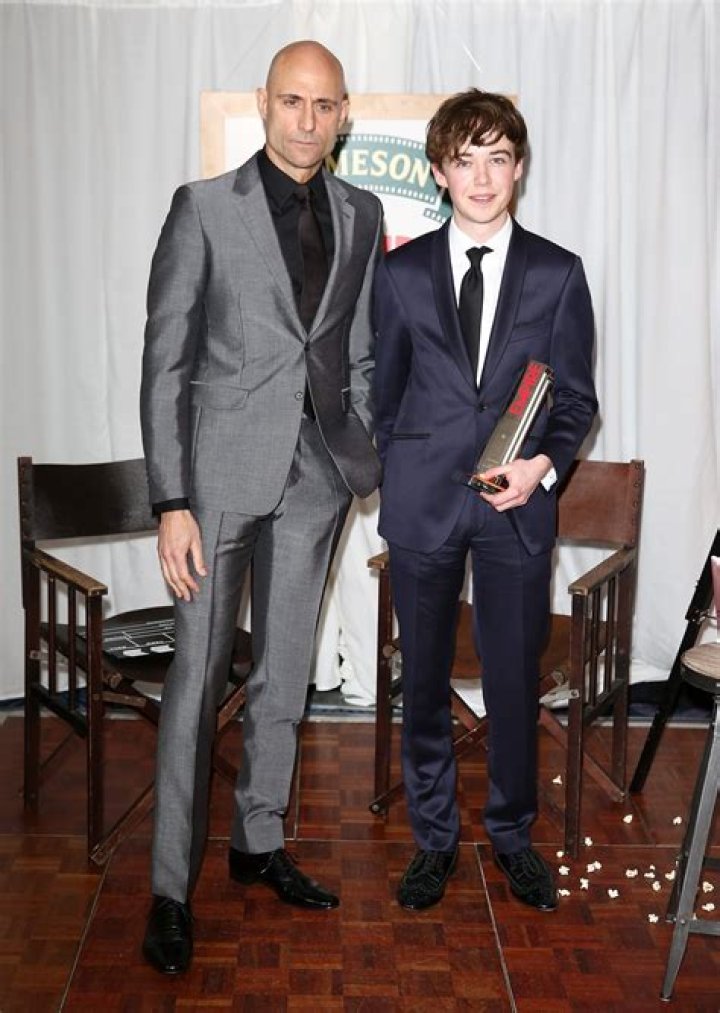 Alex Lawther – Wiki, Height, Net Worth, Girlfriend, Career