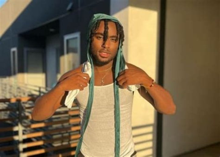 Doni Bobes- Age, Height, Girlfriend, Net Worth