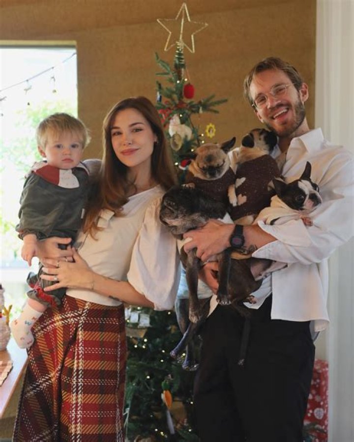 Fanny Kjellberg : All ABout PewDiePie Sister