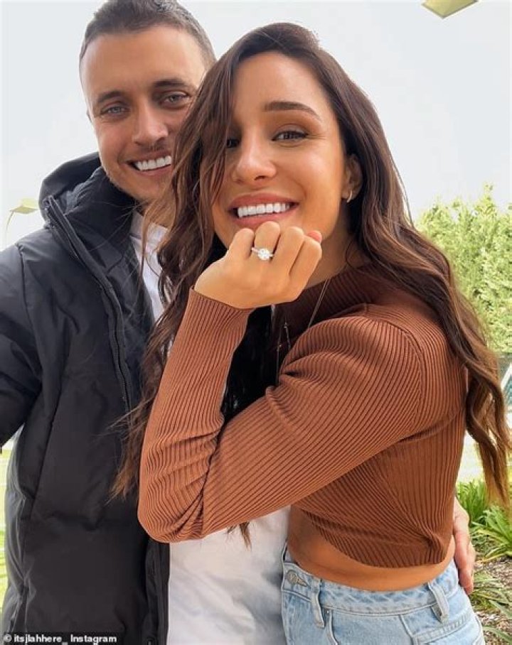Kayla Itsines : Biography, Height, Net Worth, Boyfriend, Career