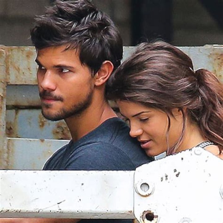 Marie Avgeropoulos | Parents And Relationship