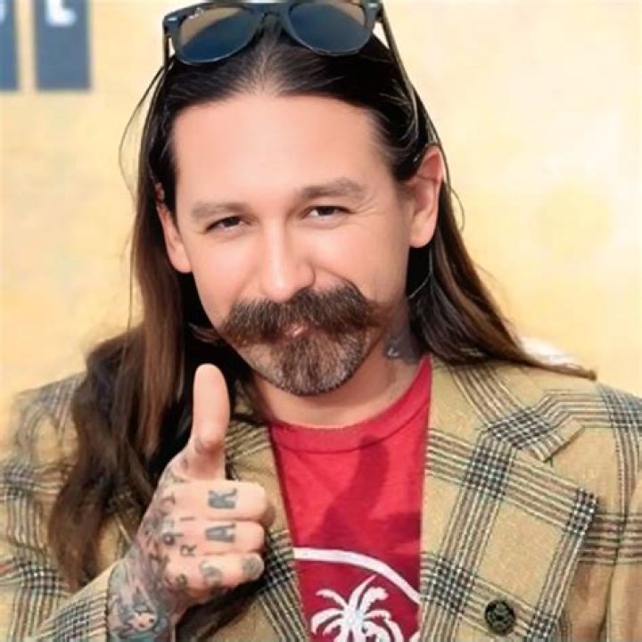 Oliver Peck | Bio, Age, Net Worth, Relationship, Career