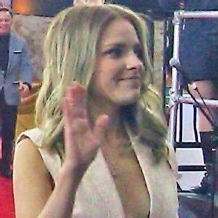 Sarah Jeanne Labrosse- Wiki, Height, Net Worth, Boyfriend, Dating